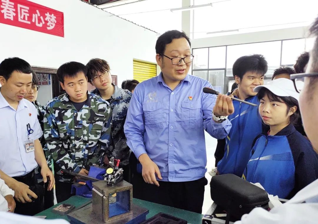 大國工匠進(jìn)校園·點(diǎn)亮青春匠心夢...